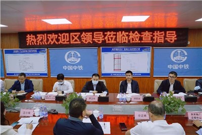 深圳龙华区委副书记、区长雷卫华一行走访调研利亚德南方总部